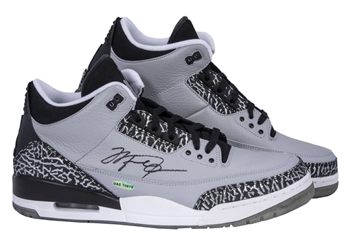 Michael Jordan Signed Pair of Nike Air Jordan III Sneakers (UDA) 